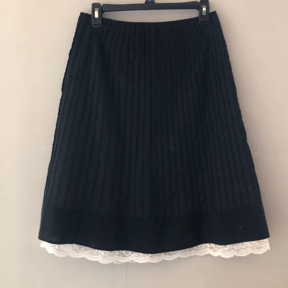 Pleaded black skirt with lace bottom